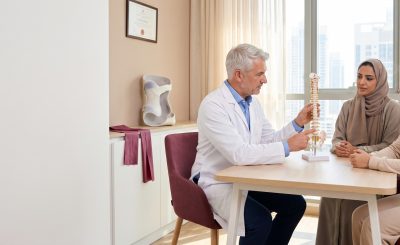 Dr is explaining to a mom how he can treat the daughter scoliosis